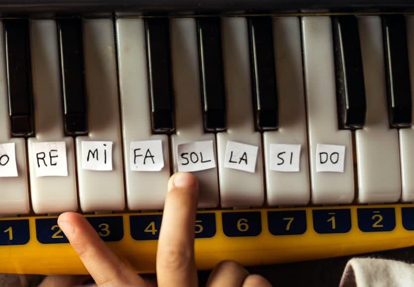 Teaching young children music theory on a keyboard